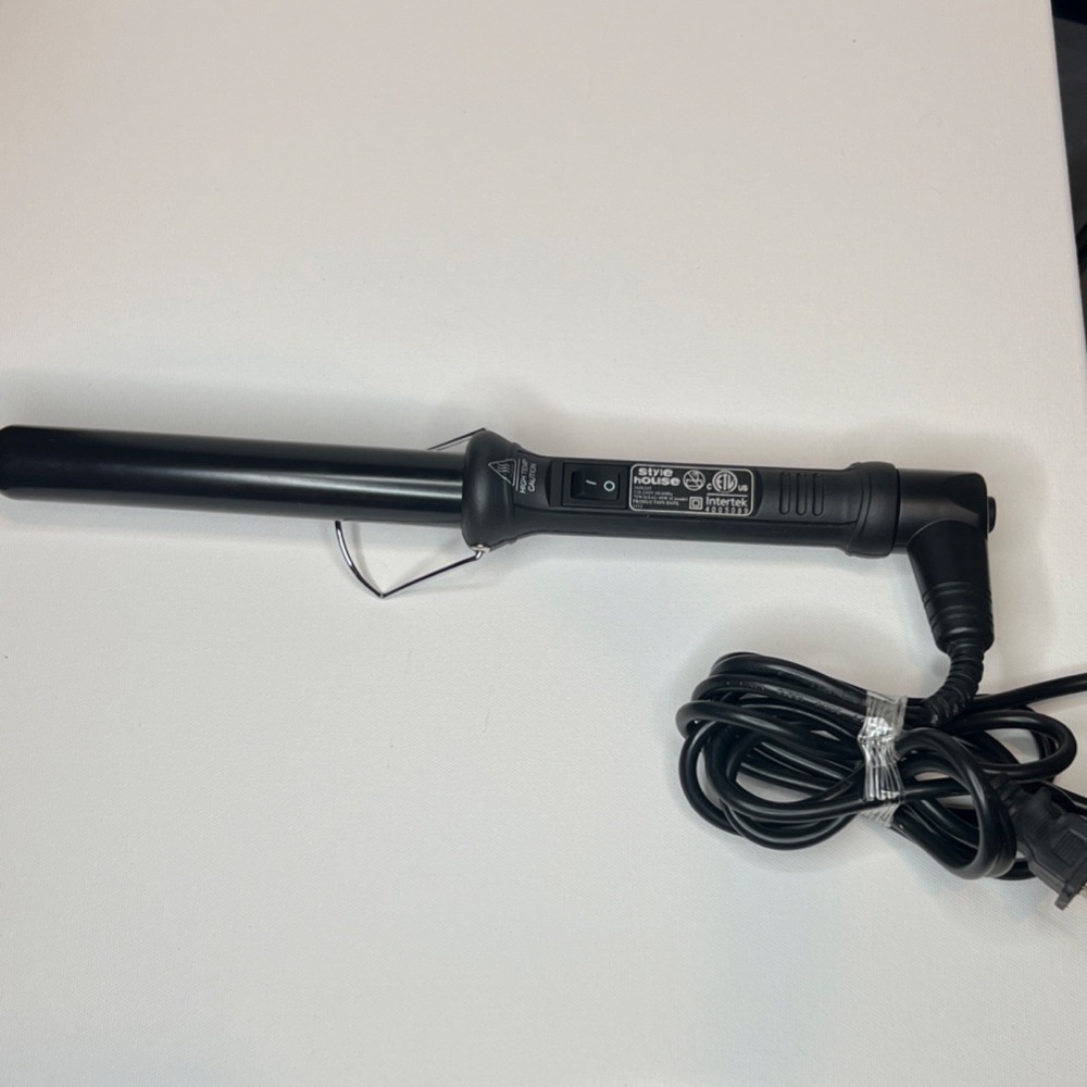 Style House 1in Curling Iron Wand Black 70W Built-In Stand MPN 164823